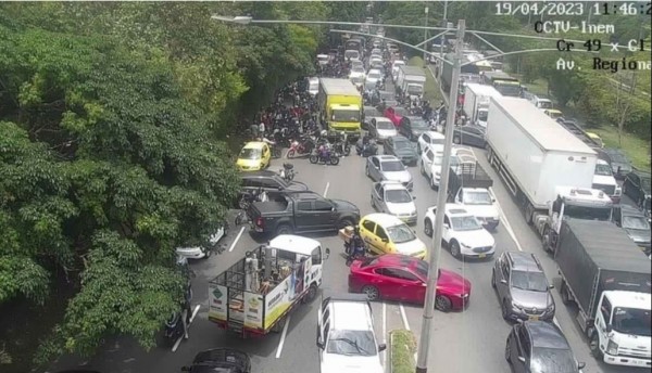 Caos en Medellín: encapuchados lanzan explosivos, ordenan evacuaciones y cierran vías