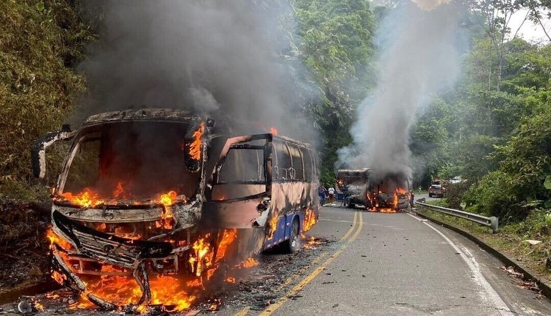 Buses incinerados en la vía Chocó - Pereira