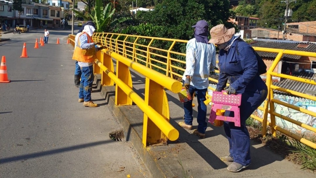 Mantenimiento de puentes en el Barrio el Poblado 