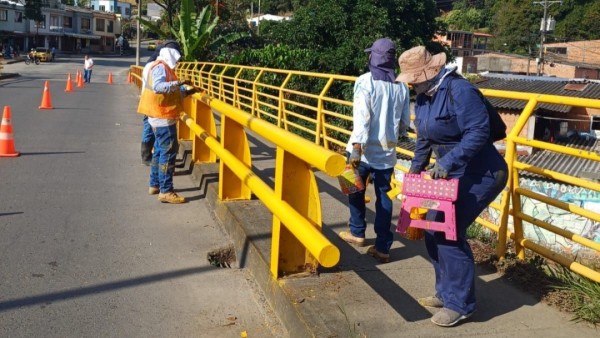 Mantenimiento de puentes en el Barrio el Poblado 