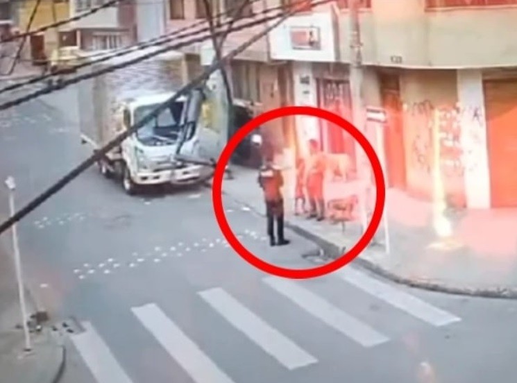  Ladrón en moto roba el celular a un policía