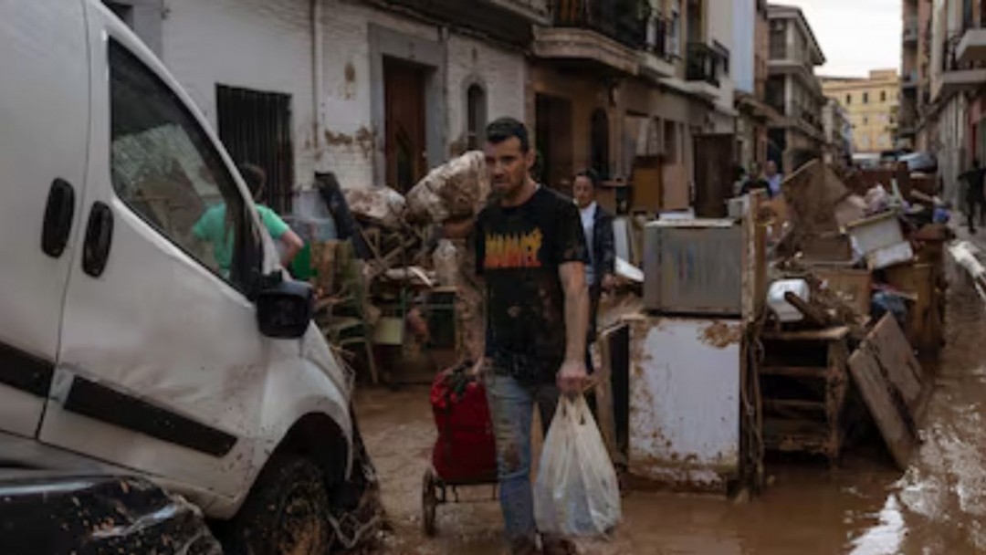 Valencia en crisis: falta de agua, saqueos y caos tras el paso de la DANA 