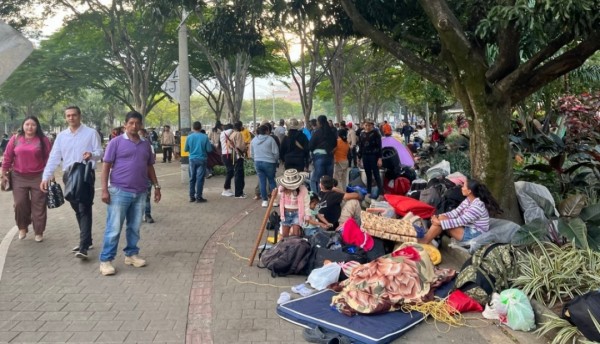 Indígenas bloquean La Alpujarra en Medellín para exigir diálogo con la Gobernación