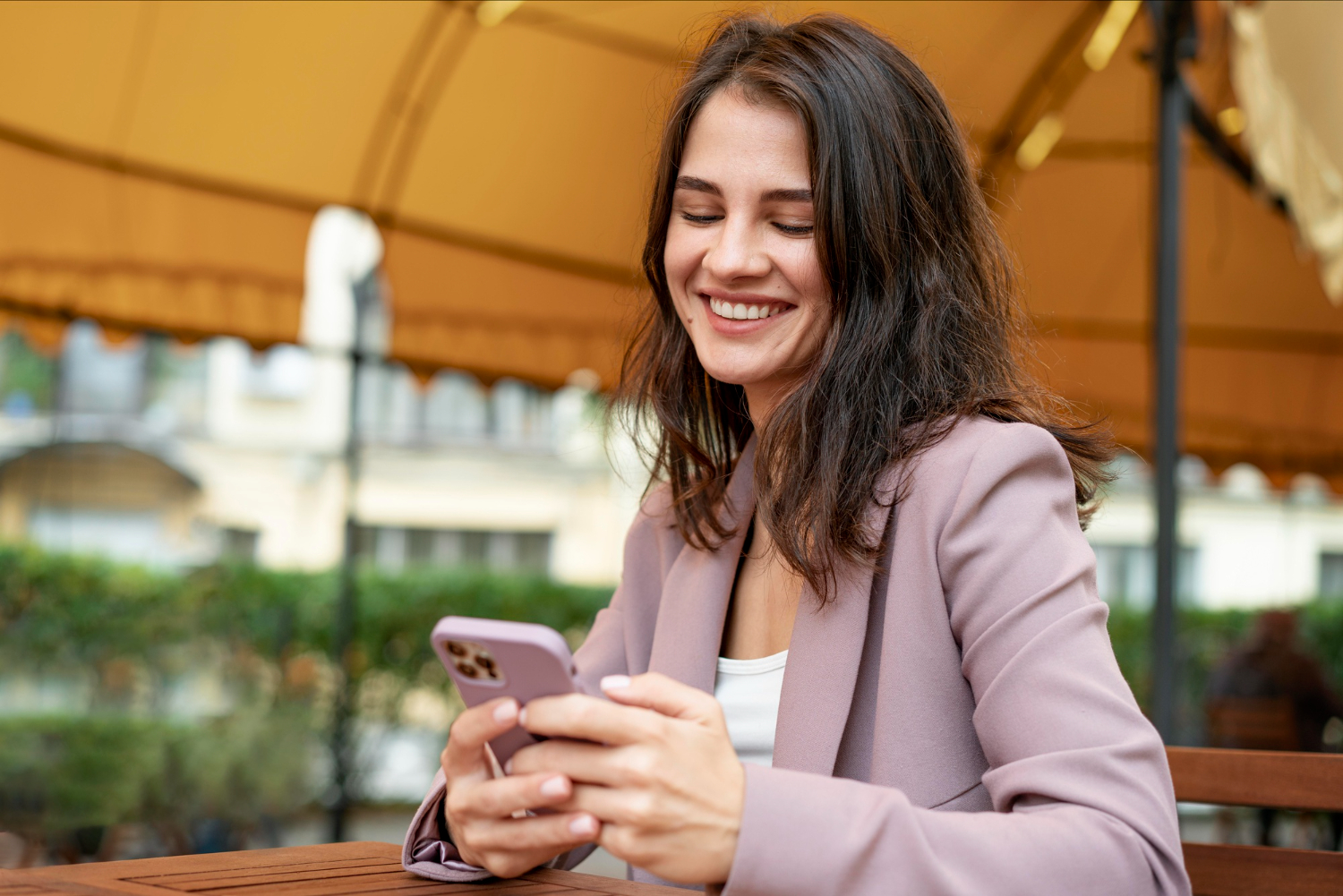 Persona atendiendo chats desde el celular