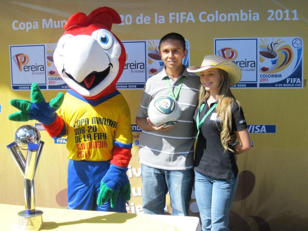 Fotos participantes con Mascota, balon y copa Mundial de Fútbol Fifa Sub20