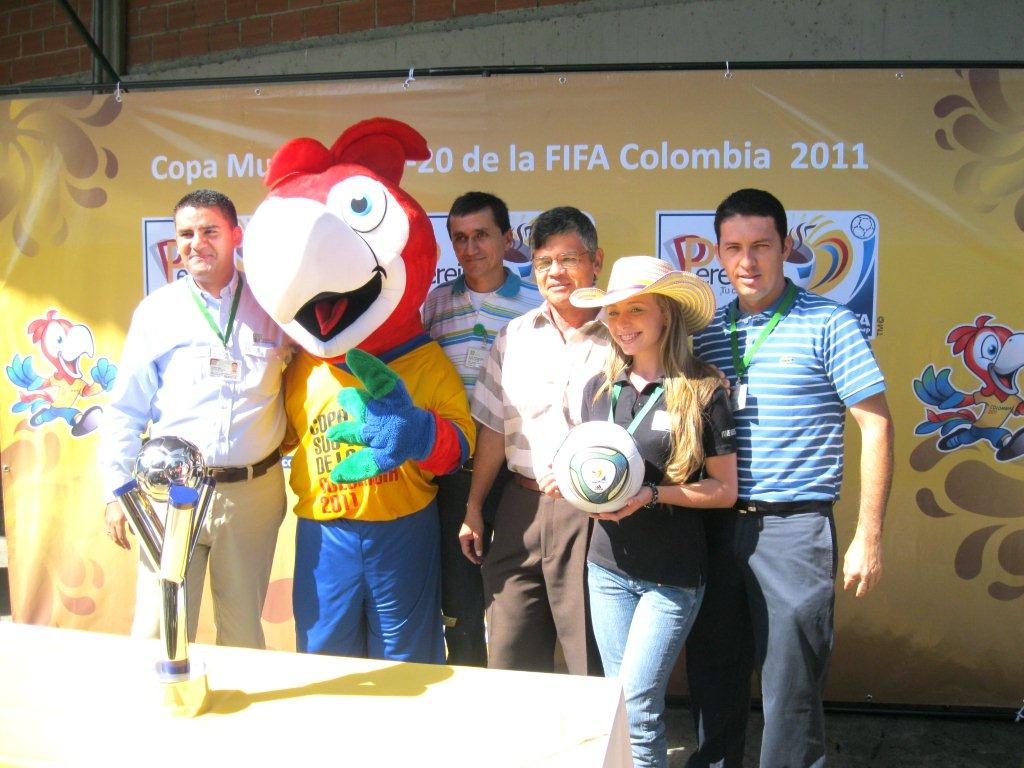 Fotos participantes con Mascota, balon y copa Mundial de Fútbol Fifa Sub20