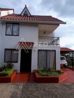 Se vende casa en conjunto cerrado