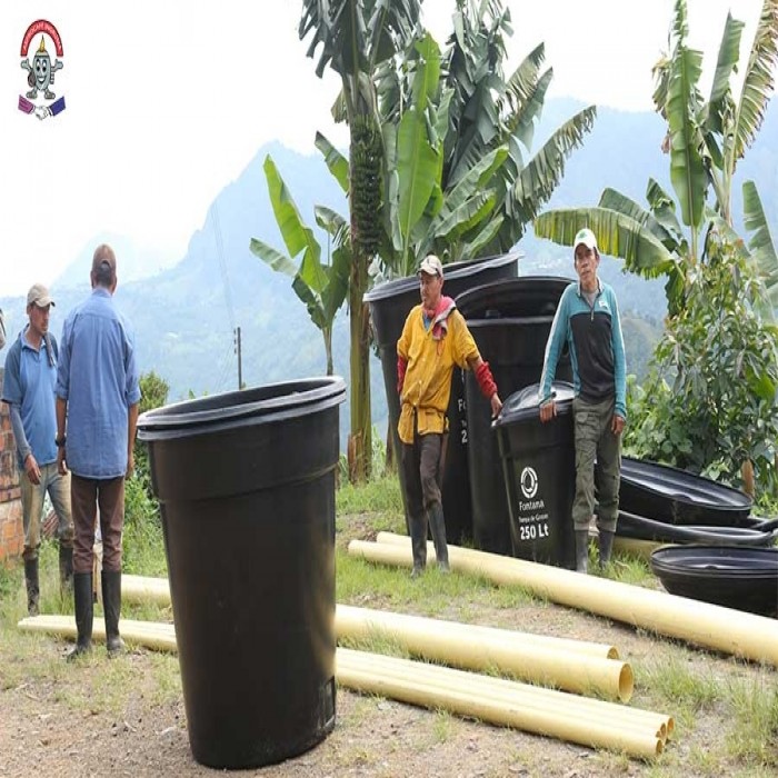 Entrega de canecas para aguas residuales 