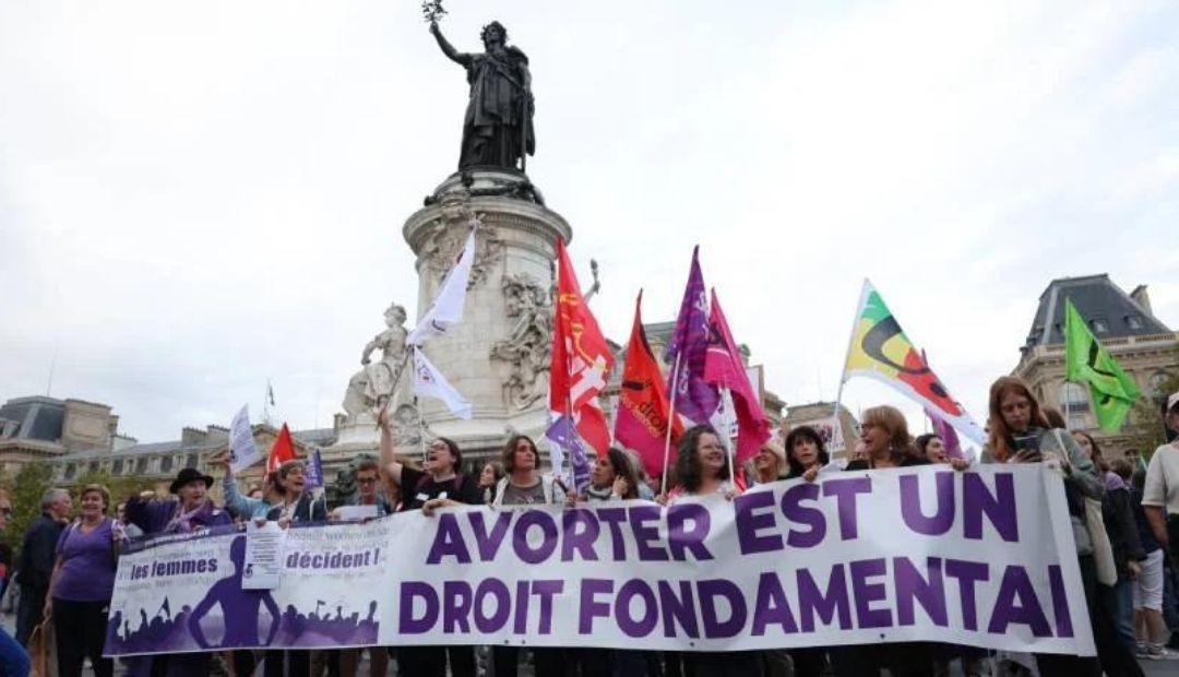 Francia considera inscribir el aborto como derecho en su carta magna: un paso histórico hacia la libertad reproductiva