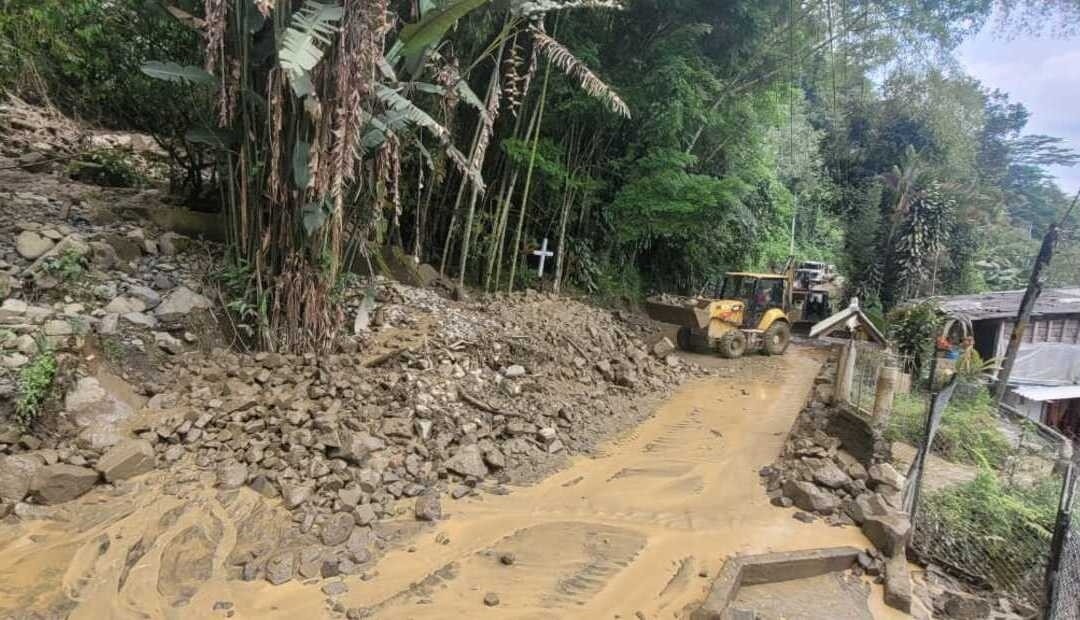 Trabajo de obreros del municipio para recuperar paso a La Florida