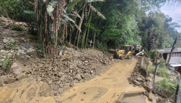 Trabajo de obreros del municipio para recuperar paso a La Florida