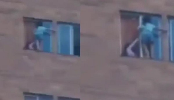 ¿Irresponsabilidad de los padres? Niñas juegan a pasarse de ventana en un edificio