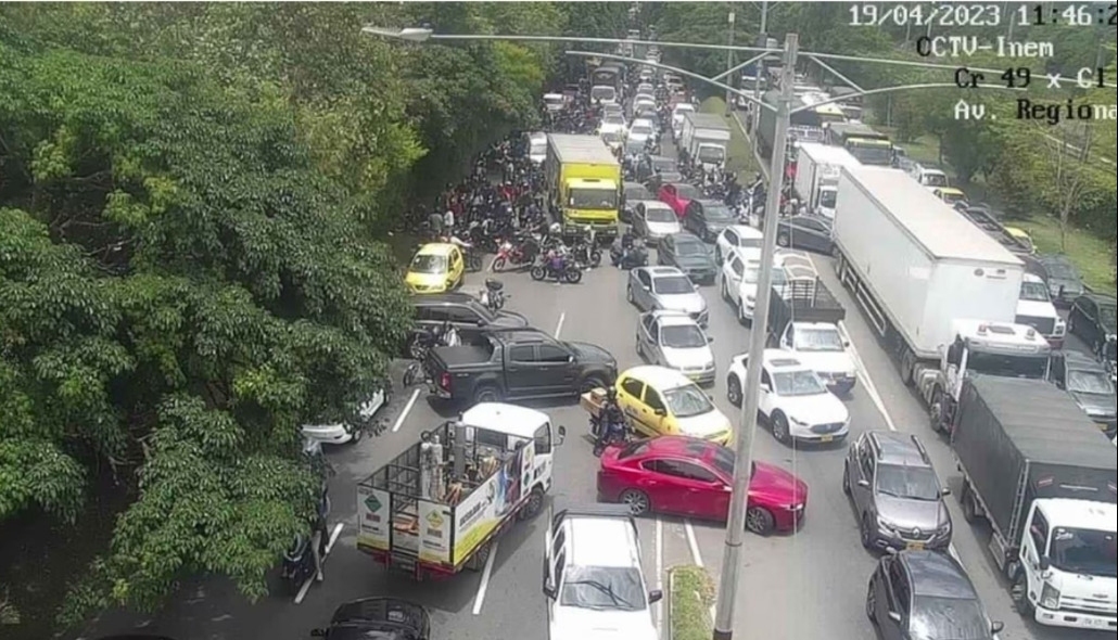 Caos en Medellín: encapuchados lanzan explosivos, ordenan evacuaciones y cierran vías