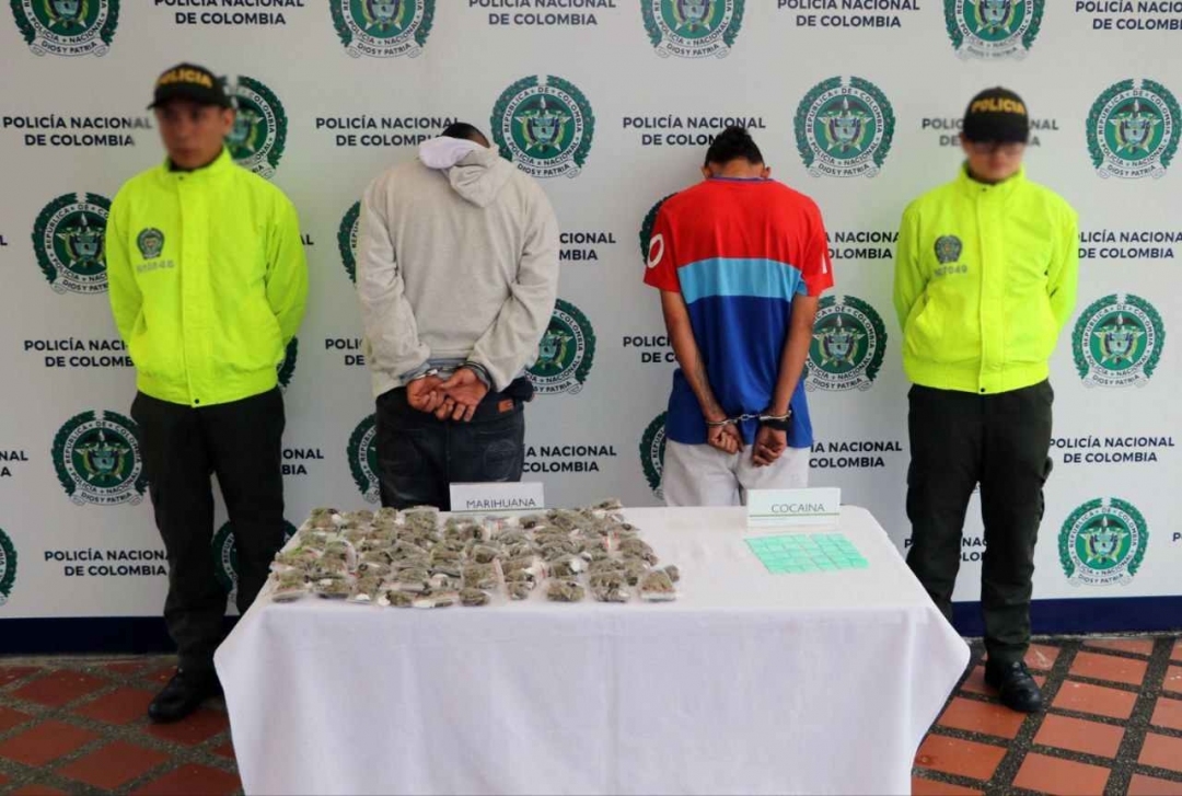 Les cayeron a la casa y les encontraron droga 