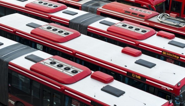 En Transmilenio la inusual escena de una mujer se depila en público