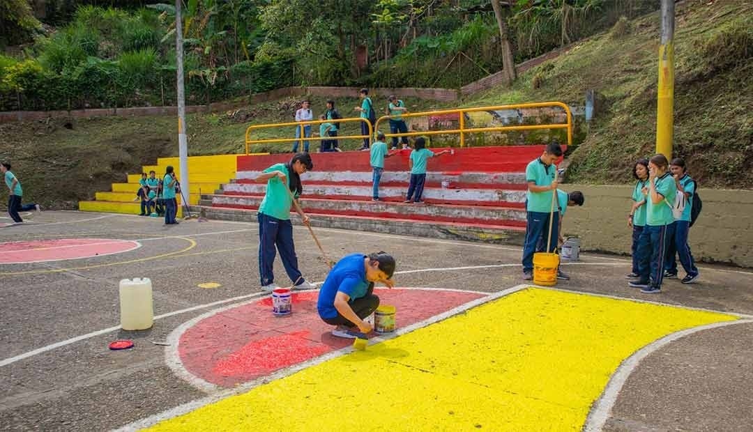 Aseo Pereira renovó la imagen de la cancha del barrio restrepo