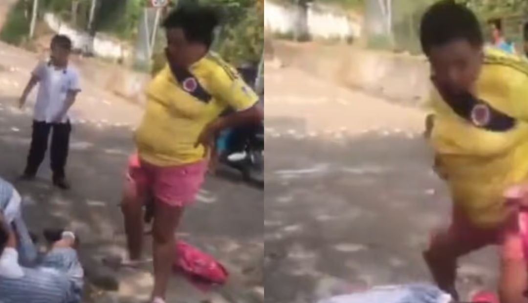 Pelea de niñas fuera de un colegio, una madre incita a la violencia