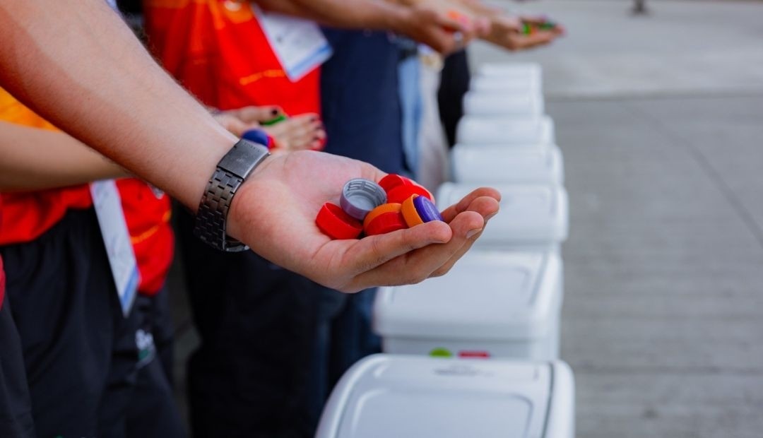 Aseo Pereira entregó contenedores para depositar las tapas plásticas en donación a la fundación Sanar Pereira