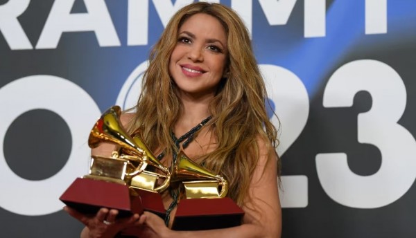 Shakira Brilla en los Latin Grammy y dedica su premio a la felicidad y a sus hijos
