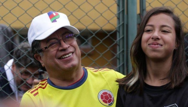 Petro responde a los insultos que le lanzaron a su hija en el partido de Colombia