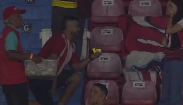 Romántico momento en el estadio: hincha de junior pide matrimonio durante la victoria ante Águilas Doradas