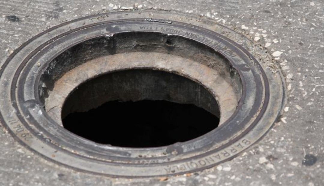 Desesperados esfuerzos por rescatar al niño de cinco años que cayó en alcantarilla