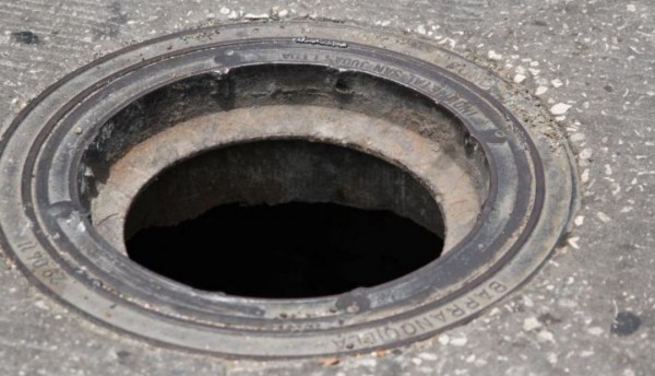 Desesperados esfuerzos por rescatar al niño de cinco años que cayó en alcantarilla