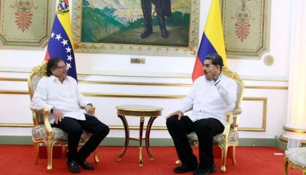 Maduro repudia amenazas de muerte contra Petro y pide por su vida