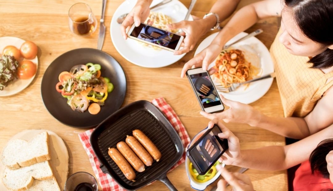 Concentrarse en la comida, no en la pantalla, el peligro de usar el teléfono móvil durante las comidas