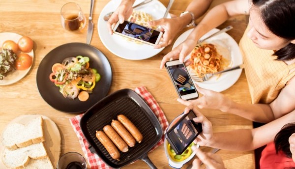 Concentrarse en la comida, no en la pantalla, el peligro de usar el teléfono móvil durante las comidas