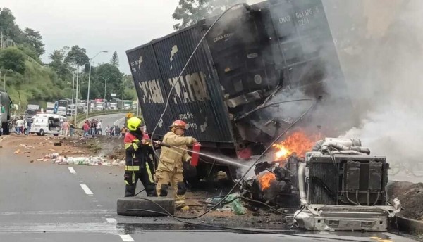 Choque entre tractomulas en Autopista del Café