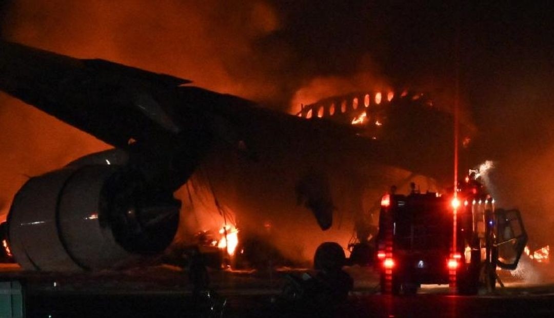 Cinco personas fallecen tras colisión e incendio de aviones en Tokio Haneda