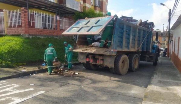 Empresa de Aseo con toda en recolección de inservibles