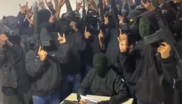 Delincuentes encapuchados toman medios de comunicación en medio de crisis carcelaria