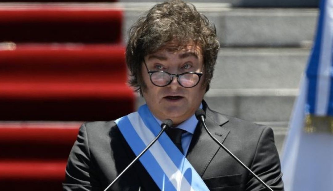 Javier Milei frente a una masiva protesta general en Argentina