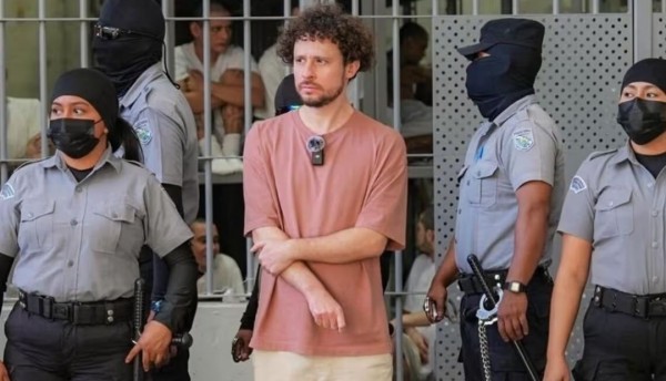 Luisito Comunica visita la cárcel de máxima seguridad de El Salvador: un encuentro revelador
