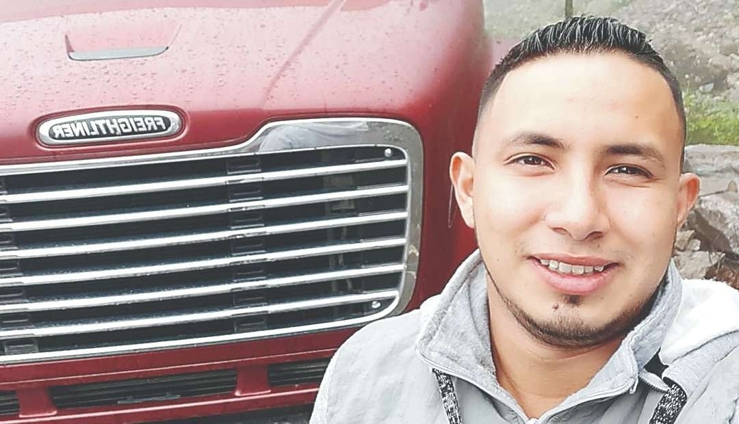 Tractomula cargada de cocacolas se volcó, el conductor murió