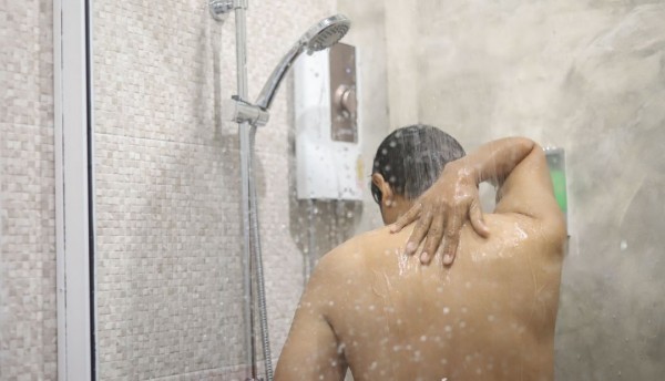 Abogado se metió a bañar en plena audiencia y mostró todo: tras disculparse, renunció