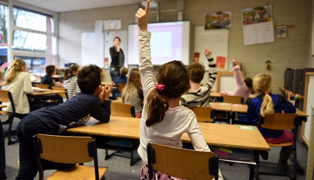 Mujer detenida en España por acosar durante años al profesor de su hijo