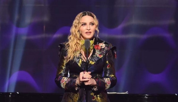 Madonna sufre una fuerte caída en pleno concierto, incidente captado en video