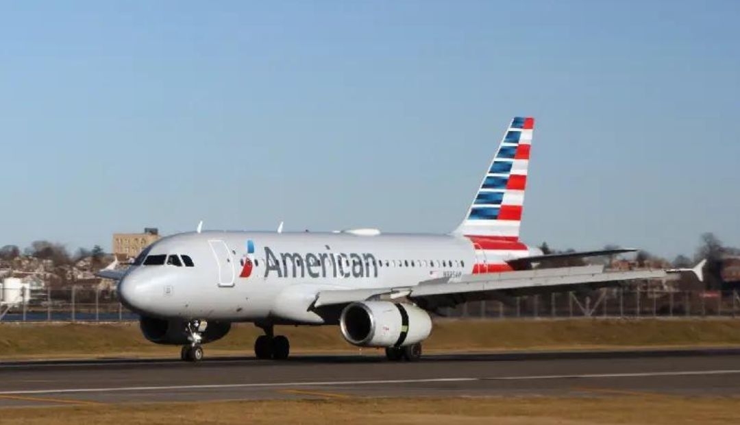 Pánico en el aire: un pasajero intentó abrir la puerta del avión en medio del vuelo