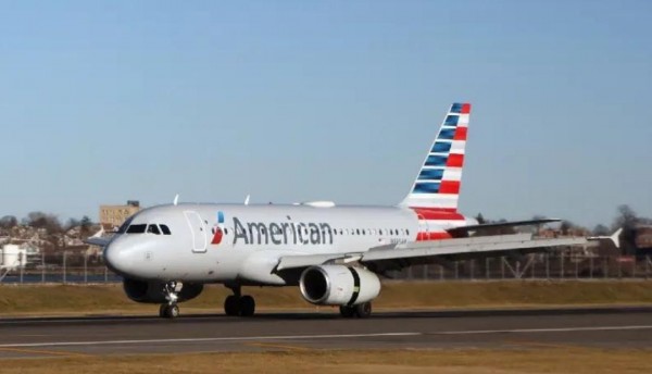 Pánico en el aire: un pasajero intentó abrir la puerta del avión en medio del vuelo