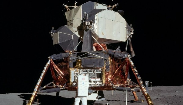 Nave espacial estadounidense llega a la luna tras más de 50 años