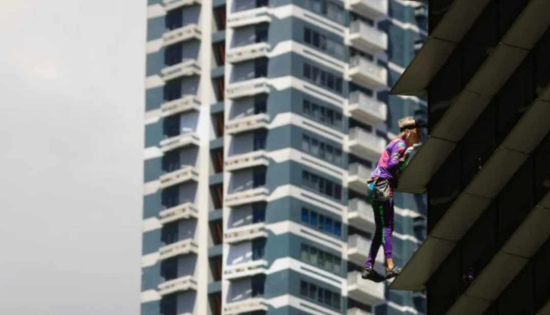 Sin arnés ni cuerdas: El Spiderman francés escaló un rascacielos de 217 metros de altura