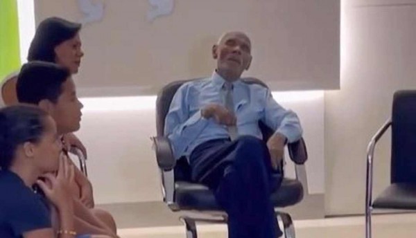 ¡De no creer!: hombre muerto atiende su propio funeral