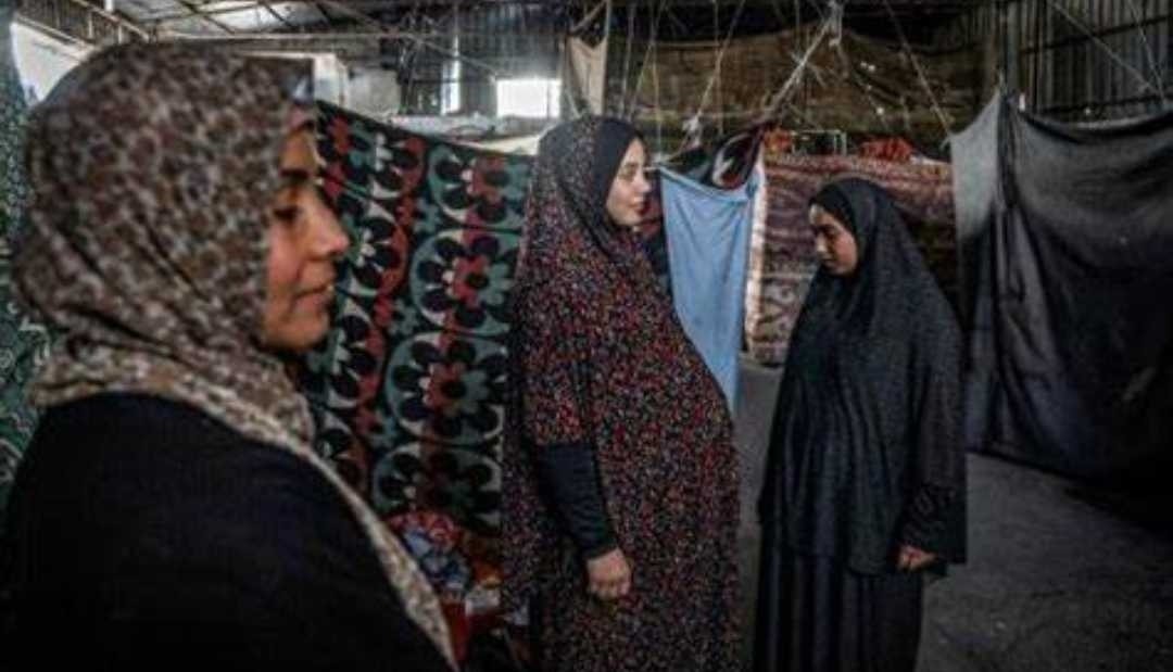 Mujeres embarazadas en Gaza dan a luz sin electricidad, comida ni hogar 