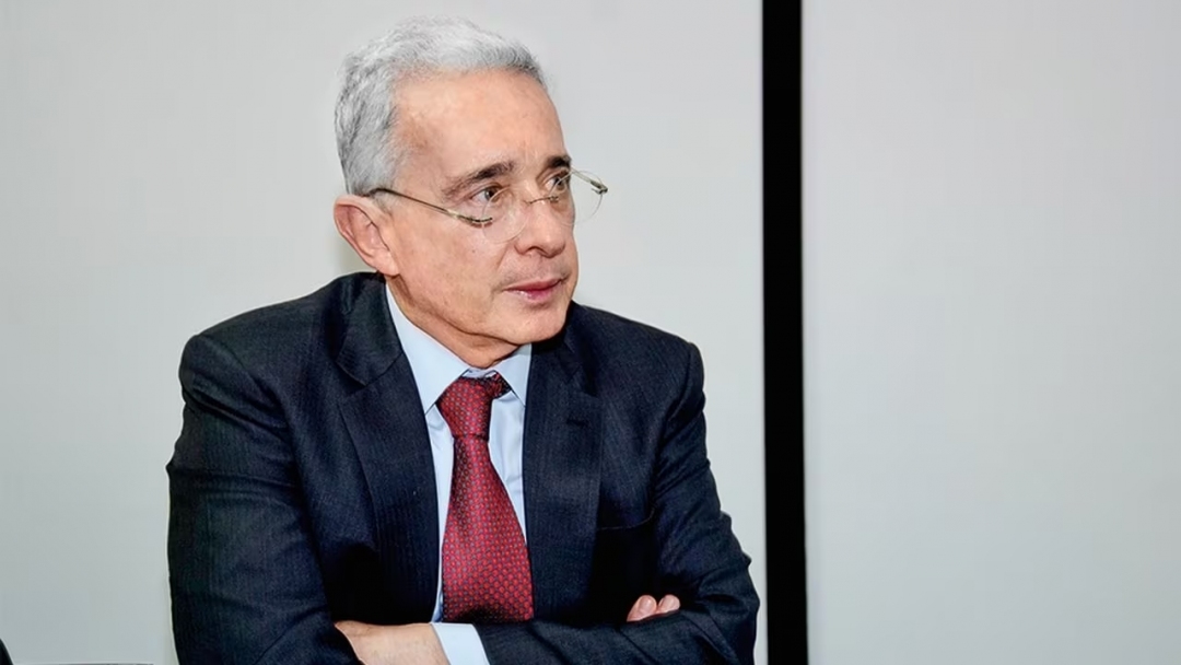 Jueza le cierra el micrófono a Uribe