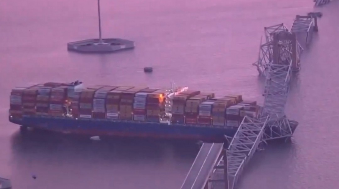Un barco golpea un puente en Baltimore y lo derrumba