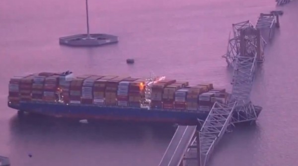 Un barco golpea un puente en Baltimore y lo derrumba