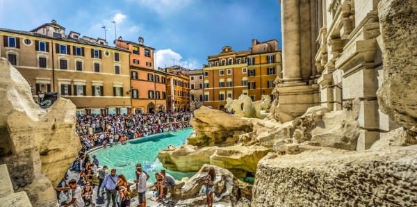 Los turistas arrojan 1,6 millones de Euros a la Fontana di Trevi en Italia